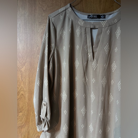 Stylish Beige Patterned Blouse - Picture 2 of 2